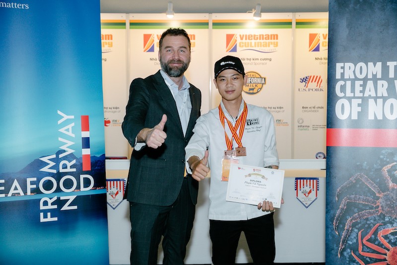 ong-orjan-olsen-truong-bo-phan-nghien-cuu-phat-trien-thi-truong-nsc-trao-giai-cho-dau-bep-doat-giai-viet-nam-culinary-challenge-2022-1671585693.JPG