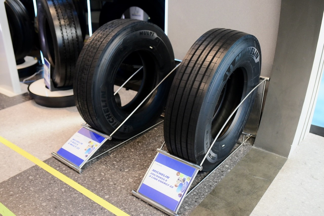 10-dong-lop-xe-tai-xe-buyt-x-multi-z2-va-x-line-energy-z2-cua-michelin-duoc-thiet-ke-toi-uu-hoa-luc-can-lan-nham-nang-cao-hieu-suat-va-giam-dau-chan-moi-truong-1761630293.jpg