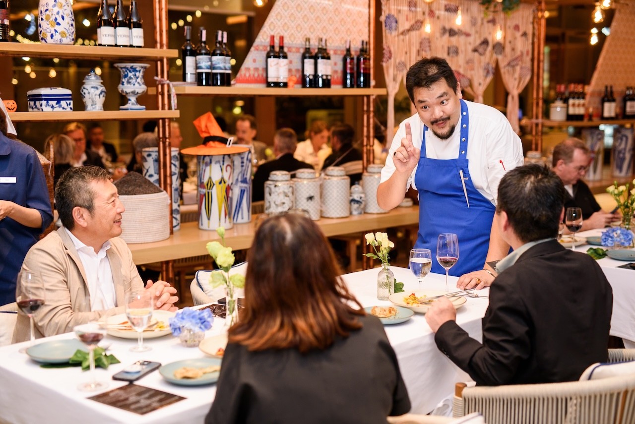 26-michelin-khep-lai-su-kien-trong-tinh-than-sang-tao-dac-trung-noi-khai-niem-vat-lieu-tong-hop-duoc-chuyen-hoa-thanh-ngon-ngu-am-thuc-tinh-te-1761629955.jpg