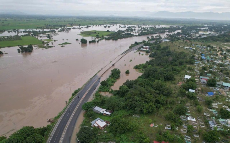Hình ảnh Quốc lộ 1 đoạn qua Lâm Đồng có nơi ngập từ 0,5 đến 1m, xe cộ tê liệt