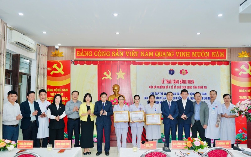 Vụ dùng dao tấn công làm 7 người bị thương: Khen thưởng các nữ điều dưỡng và cá nhân dũng cảm