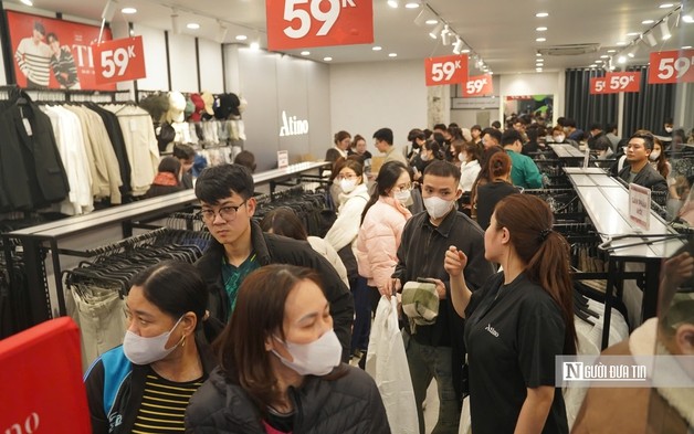 Biển người đổ về các "phố thời trang" tại Hà Nội những ngày cận Tết