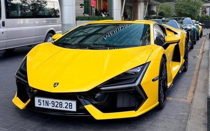 Lamborghini Revuelto đầu tiên tại Việt Nam ra biển: Xe đắt ngang 4 căn chung cư cao cấp nhưng tiền biển 'check var' xong mới bất ngờ