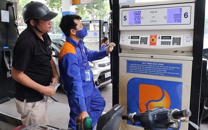 Giá xăng giảm, dầu tăng ngay phiên điều hành đầu năm