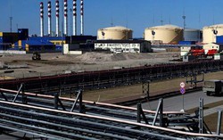 Chỉ còn dầu đủ dùng trong 50 ngày, quốc gia láng giềng Việt Nam gấp rút 'xin phép' Mỹ gia hạn mua dầu Nga