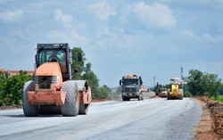Dồn dập thảm nhựa những cây số cuối cùng nối thông đường Hồ Chí Minh