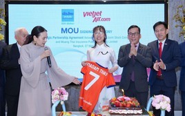 Tiến sĩ Nguyễn Thị Phương Thảo bắt tay Madam Pang
