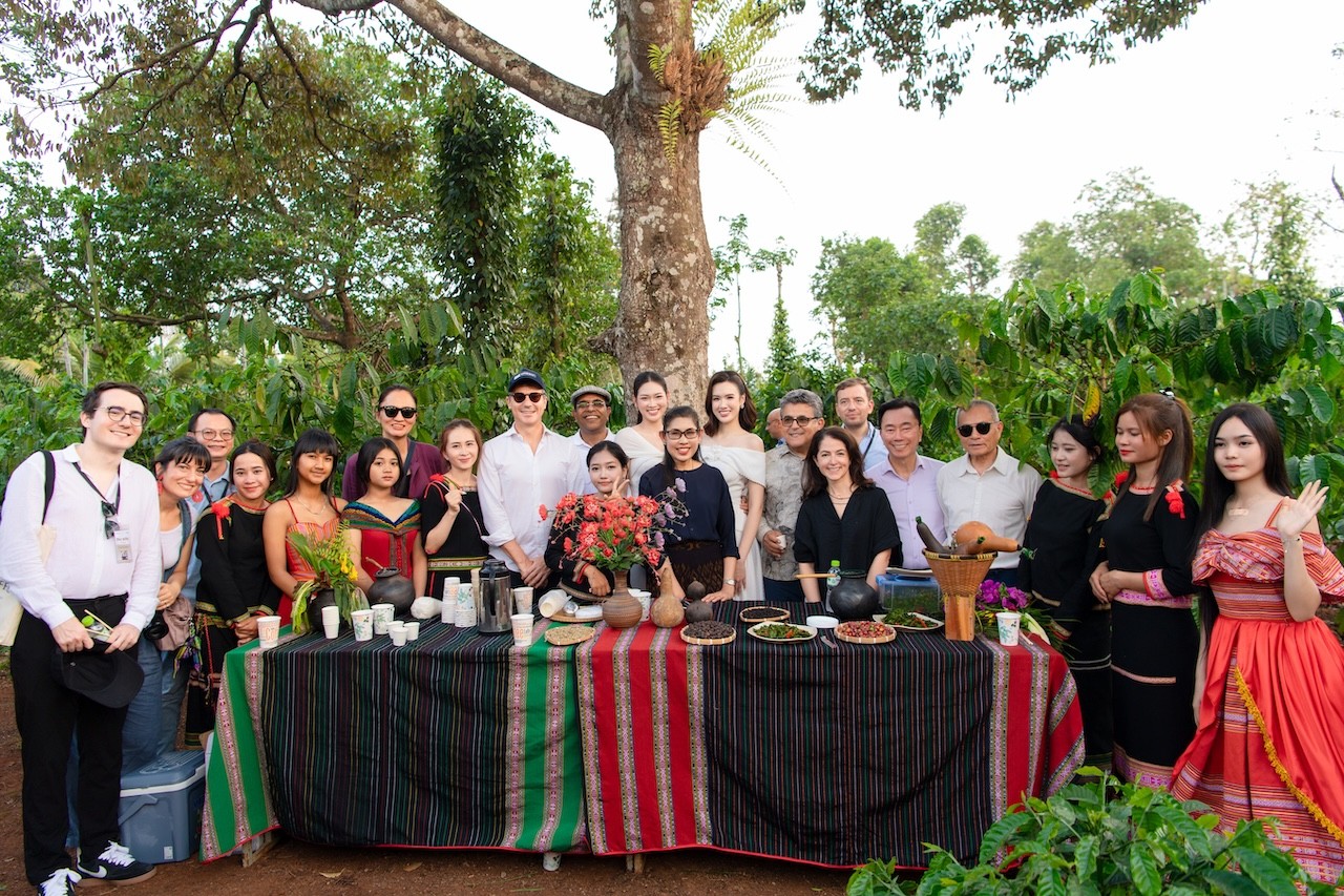 Các hoa hậu gây chú ý tại diễn đàn cà phê quốc tế với chiều sâu tri thức