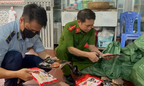 Hà Nội: Thu giữ 1 tấn ‘lạp xưởng hà khẩu nướng đá’ không rõ nguồn gốc