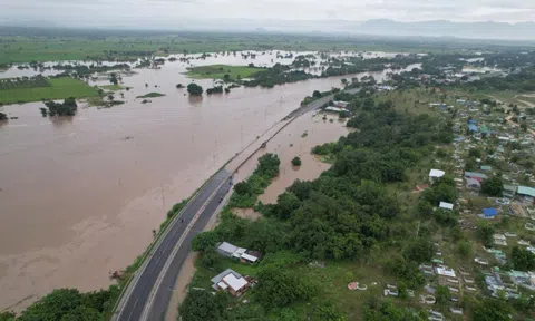 Hình ảnh Quốc lộ 1 đoạn qua Lâm Đồng có nơi ngập từ 0,5 đến 1m, xe cộ tê liệt