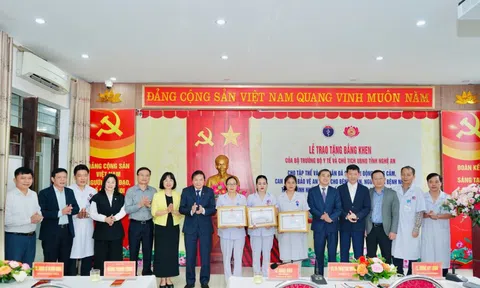 Vụ dùng dao tấn công làm 7 người bị thương: Khen thưởng các nữ điều dưỡng và cá nhân dũng cảm