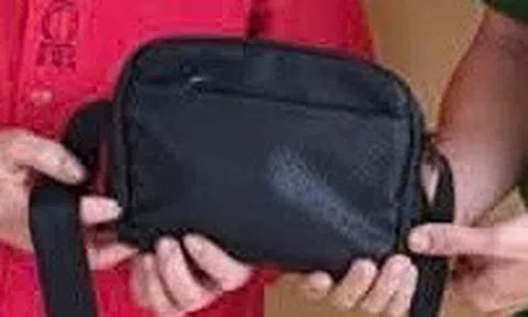 Tìm được chủ nhân của túi xách màu đen chứa trang sức bằng vàng và tiền mặt