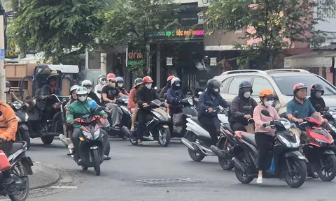 Thời tiết TPHCM se lạnh, người dân khoác áo ấm khi ra đường