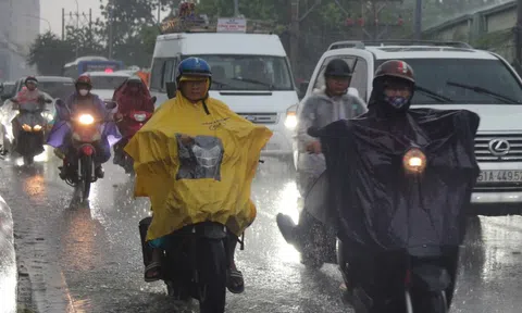 Chiều nay, mưa trái mùa trút xuống TPHCM, nguyên nhân do đâu?