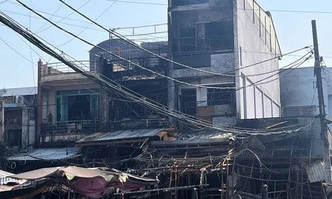 TPHCM: 84 cảnh sát tham gia chữa cháy vụ cháy 4 căn nhà ở phường Bình Đông