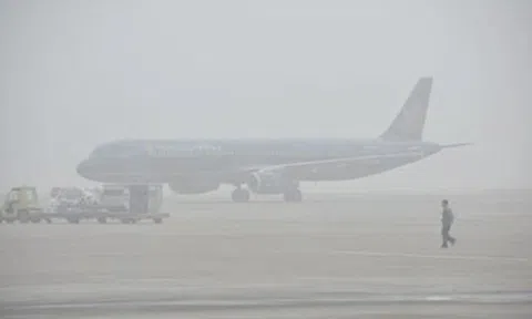 Nội Bài "tê liệt" tạm thời vì sương mù, nhiều chuyến bay phải bay vòng, hoãn cất cánh, chuyển hướng