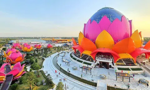 Một doanh nghiệp bánh pía xây liên hoa bảo tháp 3 tầng ở Cần Thơ