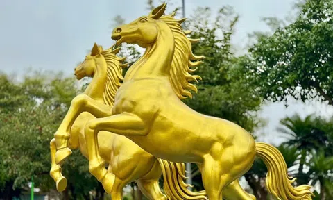 Linh vật ngựa mạnh mẽ tung vó tại Lạng Sơn trước thềm tết Bính Ngọ