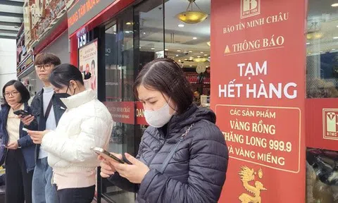 Cửa hàng ra thông báo hết hàng, cả trăm người vẫn ngồi đợi mua vàng, bạc
