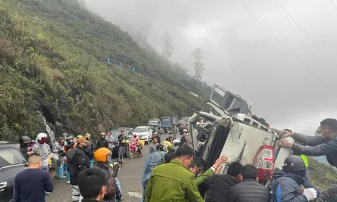 Xe ô tô bán tải gặp nạn dập nát, 3 người bị thương