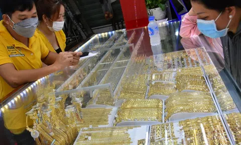 Giá vàng hôm nay 5-2: Biến động rất mạnh