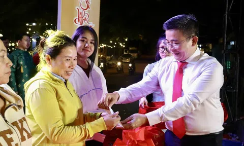 Xã Bình Hưng, TP HCM: Hơn 5.000 phần quà chăm lo người dân dịp Tết