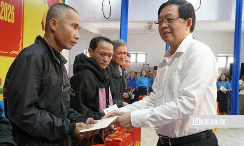 Phó Thủ tướng Hồ Quốc Dũng thăm, tặng quà, động viên nhân dân vùng lũ tỉnh Gia Lai