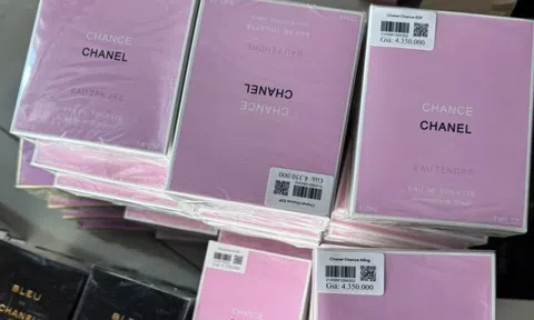 Triệt phá đường dây buôn bán 10.000 chai nước hoa Chanel, BVL, Versace giả