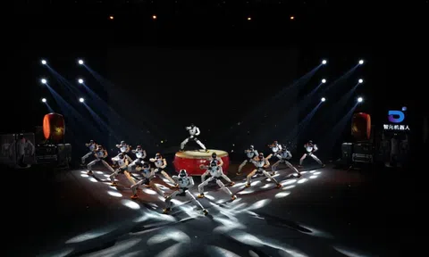 Lần đầu tiên xuất hiện một gala nghệ thuật quy mô lớn vận hành và dẫn dắt hoàn toàn bằng robot hình người