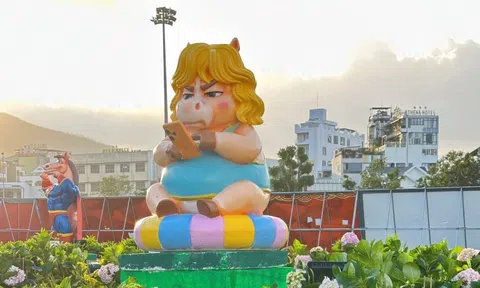 Linh vật ngựa “mặt cộc”, cầm iPhone ở Quy Nhơn gây sốt mạng xã hội