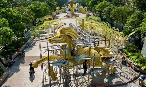 Cận cảnh linh vật ngựa khổng lồ cao 7 m trên đường hoa Nguyễn Huệ