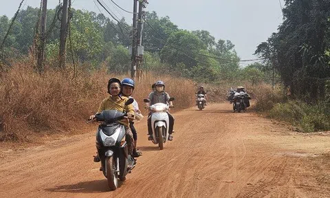 Ám ảnh với bụi đất đỏ khi đi qua đường Lò Lu ở phường Chánh Hiệp, TPHCM