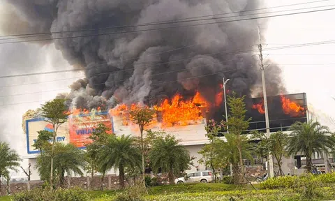 Cháy lớn tại cụm công nghiệp ở Ninh Bình, cột khói bốc cao hàng chục mét