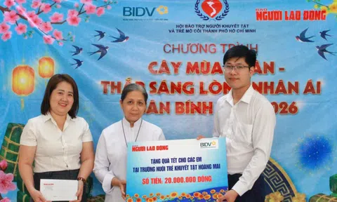 Báo Người Lao Động trao quà Tết đến Trường nuôi trẻ khuyết tật Hoàng Mai