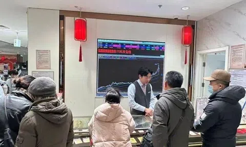 Không riêng Việt Nam, nhà đầu tư ở quốc gia này cũng ồ ạt mang áo ấm xếp hàng từ sáng sớm để mua vàng mua bạc