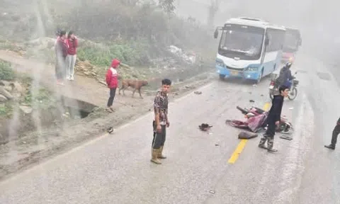 Mẹ địu con đi xe máy va chạm với xe khách, con 2 tuổi tử vong, mẹ bị thương