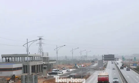 Trạm dừng nghỉ cao tốc Bắc - Nam qua Nghệ An chưa xong, tài xế xoay xở thế nào?