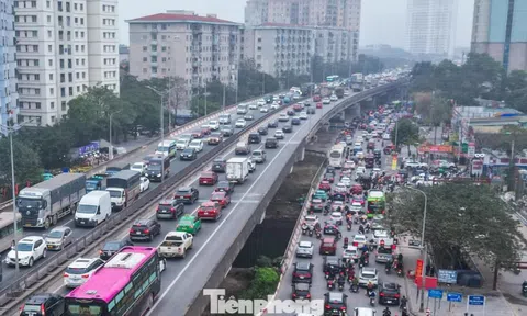 Dòng xe ùn ùn rời phố về quê nghỉ Tết, cửa ngõ Thủ đô tắc cứng