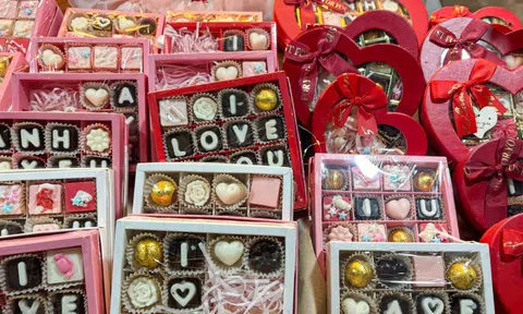 Trùng với Tết Nguyên đán, thị trường Valentine bị lấn át, vắng khách bất ngờ