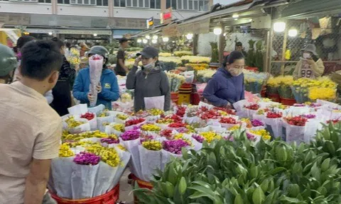 Hoa Tết ùn ùn đổ về chợ đầu mối, hoa hồng Valentine ế nhệ