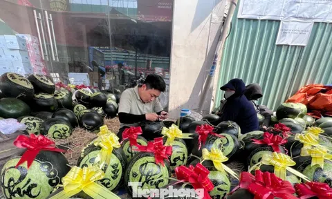 Dịch vụ 'hái ra tiền' ngày Tết: Khắc dưa, mạ vàng dừa kiếm tiền triệu mỗi ngày