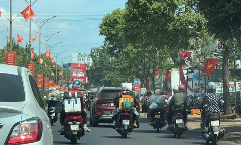 Từng đoàn người cưỡi xe máy về quê đón Tết trên Quốc lộ 14