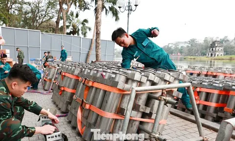 Trận địa pháo hoa bên Hồ Gươm sẵn sàng khai hỏa đón Giao thừa