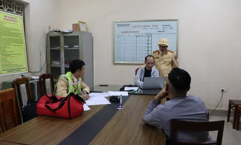 Người đàn ông lén lút trộm chiếc xe của mình ở chốt CSGT