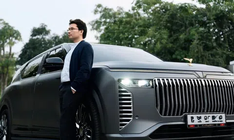 CEO GSM flex nhẹ Lạc Hồng 900 LX bản ghi xám cực lạ, 'vibe' chủ tịch ngập tràn: 'Tôi thay đổi để nhìn lực và trẻ trung hợp với độ tuổi 18+ của mình'