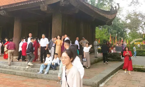 Khách du lịch tấp nập đến các điểm du lịch nổi tiếng ở Thanh Hóa du Xuân