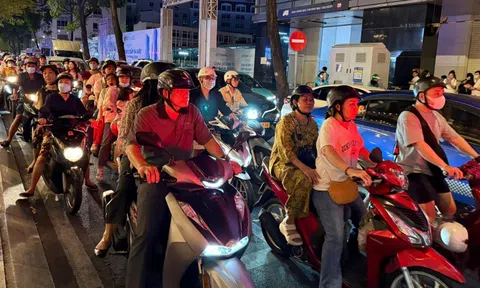 Đường phố trung tâm TPHCM "kẹt cứng" người tối mùng 2 Tết