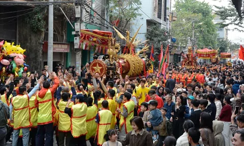 Hàng ngàn người tham dự lễ hội rước pháo Đồng Kỵ
