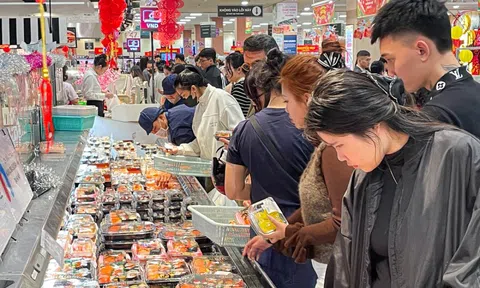 Mùng 4 Tết, trung tâm thương mại ở Hà Nội đông nghịt khách