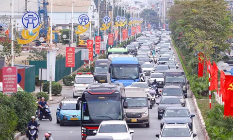 Người dân đổ về Thủ đô sau kỳ nghỉ Tết, ô tô xếp hàng dài chờ di chuyển